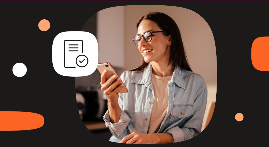Mujer con celular en la mano y un ícono de verificación.