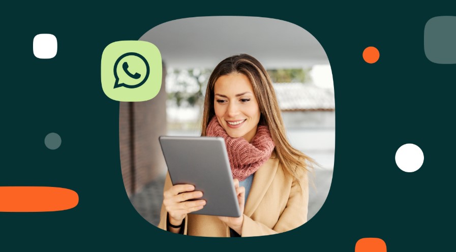 Imagen de una mujer feliz con una tableta en la mano y un ícono de WhatsApp.