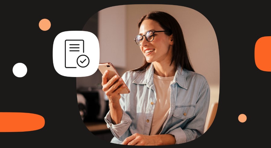 Mujer con bonita sonrisa y el teléfono en la mano.
