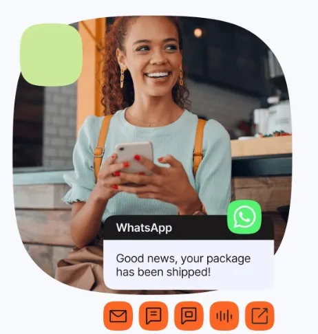 Mulher sorridente segurando um smartphone cinza com as duas mãos, vestindo uma blusa azul clara e mochila amarela, sentada em um café com ambiente moderno. No canto direito há uma notificação do WhatsApp que diz “Boas notícias, seu pacote saiu para entrega!”.