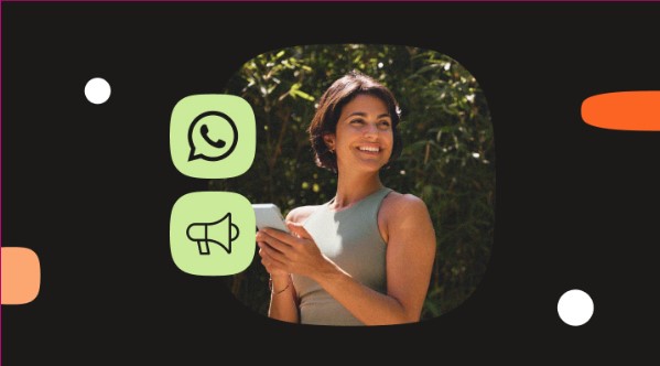 Imagem de uma mulher feliz com celular na mão e ícones do WhatsApp e de um alto falante.