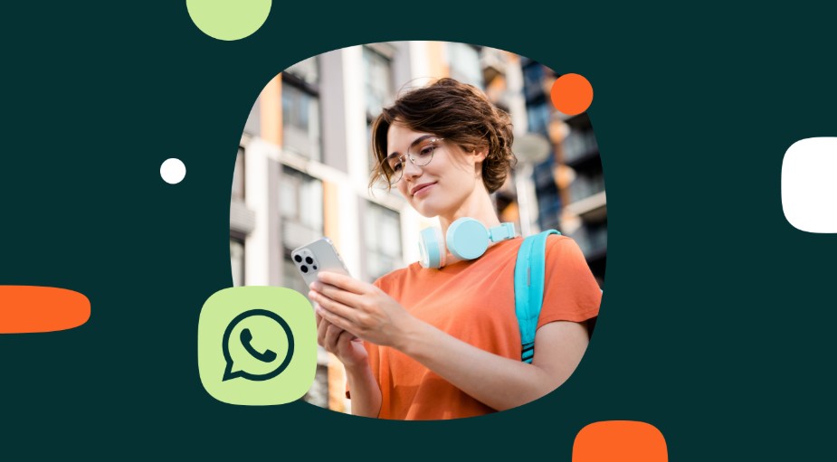 Una joven sonriendo mientras usa el celular, con el ícono de WhatsApp destacado.