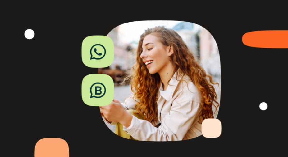 Una mujer sonriendo mientras usa el celular, con los íconos de WhatsApp y WhatsApp Business al lado.