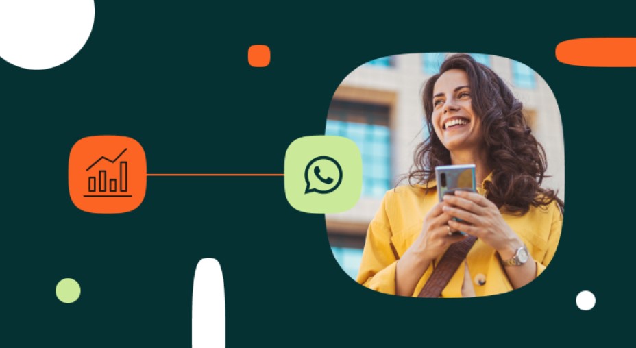Una mujer sonriendo con el celular, al lado de un ícono de un gráfico de crecimiento y el logo de WhatsApp.