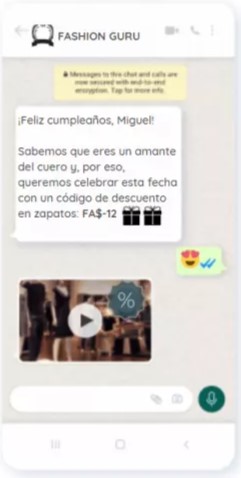 Captura de pantalla de WhatsApp que muestra una conversación entre una tienda y su cliente, en la que la tienda le informa a la persona que ha ganado un cupón de regalo de cumpleaños.