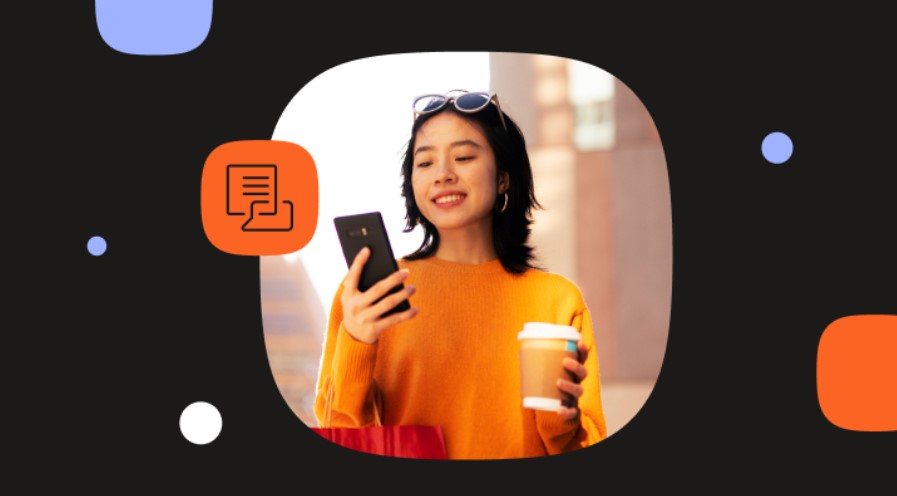 Mujer con teléfono en las manos y bonita sonrisa.