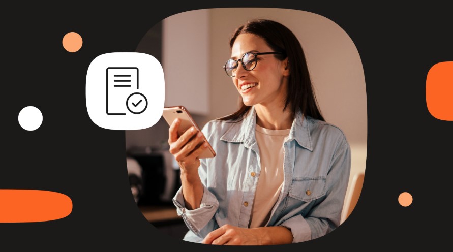 Mujer con teléfono en las manos y bonita sonrisa.