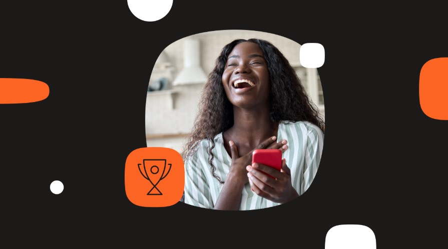 Imagem de uma mulher sorrindo com um celular na mão e um ícone de troféu.