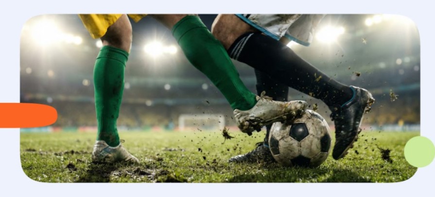Imagen de dos jugadores de fútbol con un balón en un campo.