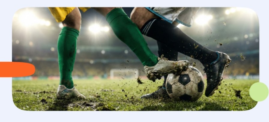 Imagen de dos jugadores de fútbol con una pelota en una cancha.