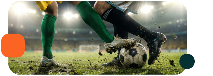 Imagem de dois jogadores de futebol com uma bola em um campo.